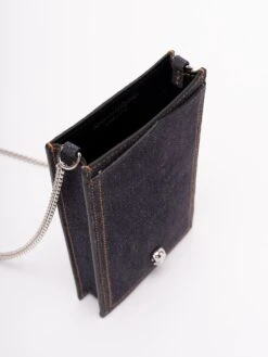 Alexander McQueen Custodia Per Iphone In Denim Con Catena -Negozio Di Abbigliamento Femminile 03125411 e90f 4b53 a0a0 590122ae59c4