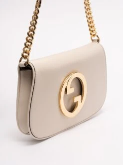 Borsa A Spalla `Gucci Blondie` -Negozio Di Abbigliamento Femminile 14196b23 cb2b 4286 9c35 1af354f75e0b