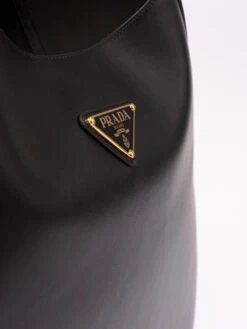 Prada Borsa A Spalla Grande In Pelle Con Impunture -Negozio Di Abbigliamento Femminile 16cd25ca 425d 43ea 929a 879c2c135795