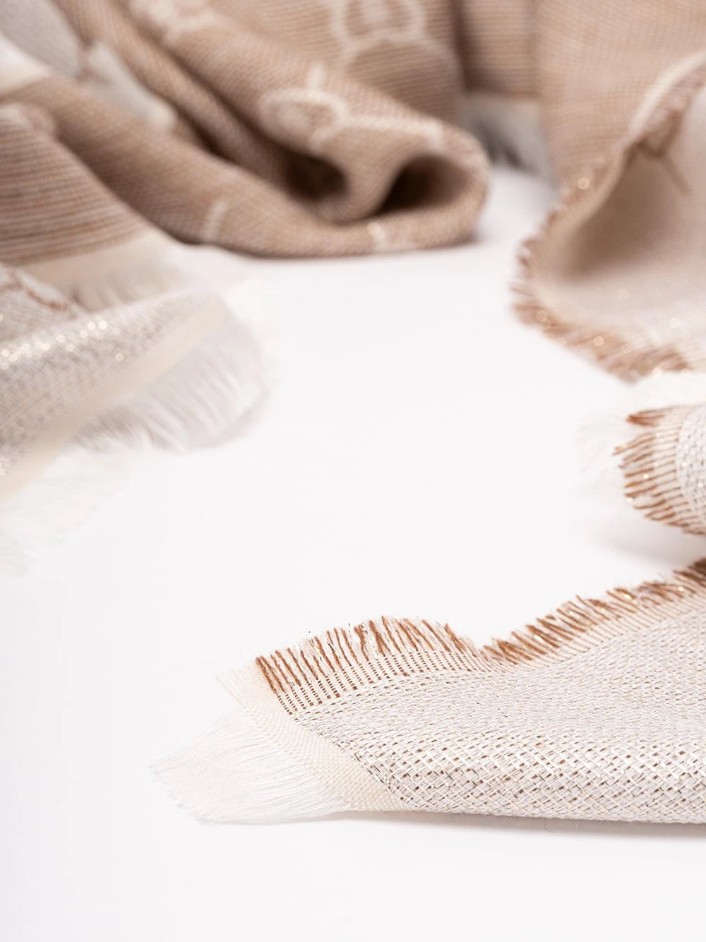 Blugirl Sciarpa Quadrata Jaquard Lurex 4 Blugirl Sciarpa Quadrata Jaquard Lurex - immagine 2