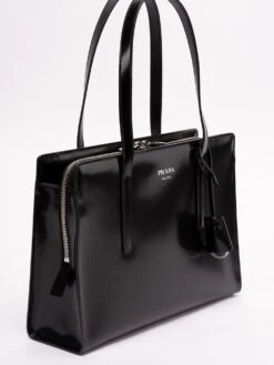 Borsa Prada Re-Edition 1995 Media -Negozio Di Abbigliamento Femminile 804d2204 5fb5 4057 8504 8758de0520df