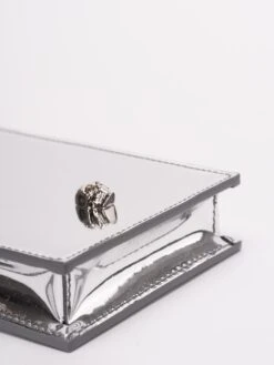 Alexander McQueen Custodia Per Telefono Con Catena -Negozio Di Abbigliamento Femminile 83284013 02fa 4771 9843 feef5eb06db8