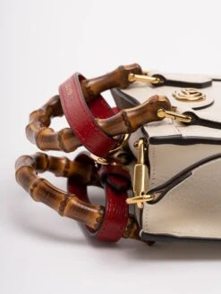 Borsa A Mano "Gucci Diana" -Negozio Di Abbigliamento Femminile 97dcfdc3 cabb 4d1a aae7 1a4b4b894444