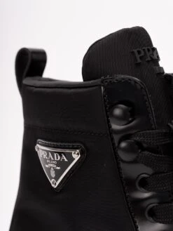 Prada Stivaletto In Pelle Spazzolata E 'Re-Nylon' -Negozio Di Abbigliamento Femminile 9ddbd644 a1df 4151 a665 e6a639cd0d36