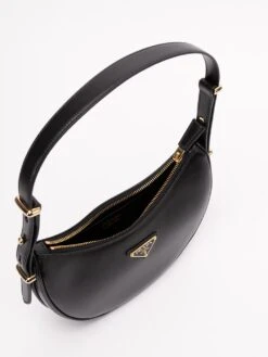 Prada Borsa A Spalla In Pelle -Negozio Di Abbigliamento Femminile b765996f 7f5d 4c38 954e f1385b497ce0
