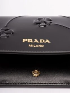Prada Portafoglio Piccolo In Pelle Spazzolata 9 Prada Portafoglio Piccolo In Pelle Spazzolata -Negozio Di Abbigliamento Femminile bbf271aa 1956 40a8 9c5e 5d499e6a6f39