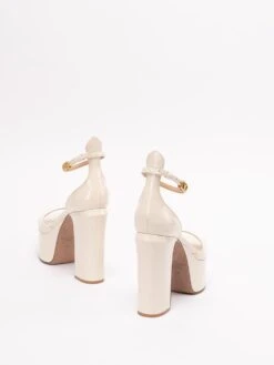 Sandali 'Valentino Garavani Tan-Go' 10 Sandali 'Valentino Garavani Tan-Go' -Negozio Di Abbigliamento Femminile be1d5b02 fd5e 433c 8beb 0eb6ff19c42d