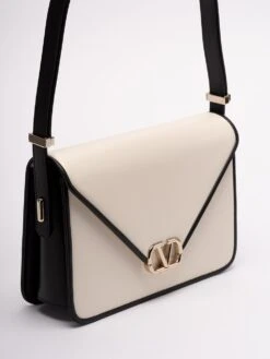 Borsa A Spalla In Pelle 'Valentino Garavani Letter Bag' -Negozio Di Abbigliamento Femminile da8b2525 948d 4732 a7f7 964fdc7c2c2d