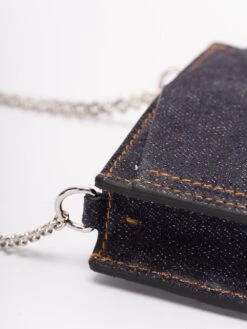 Alexander McQueen Custodia Per Iphone In Denim Con Catena -Negozio Di Abbigliamento Femminile fcf50564 ad3c 42b5 b313 2b3df6cdb2b2